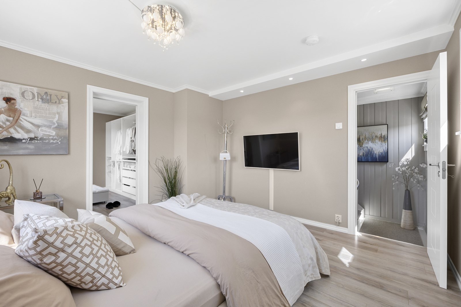 Dette soverommene har en egen skyvedørsgarderobe, som gir rikelig med plass til klær og tilbehør, og bidrar til å holde rommet ryddig og stilfullt. Galleribilde