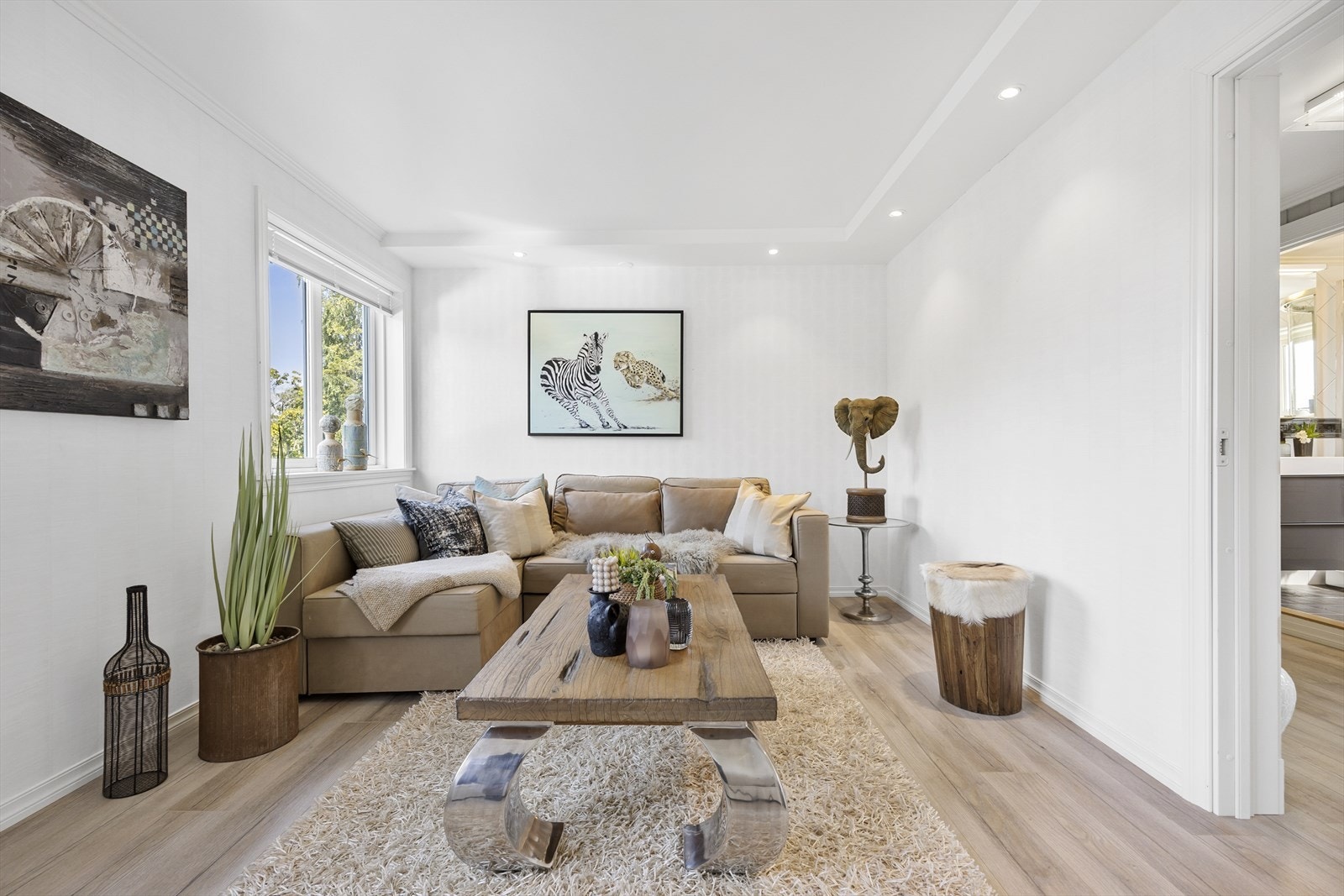 Med god plass til både sofa og media-møblement, er dette rommet perfekt for ungdommen i huset eller som en koselig TV-stue. Galleribilde