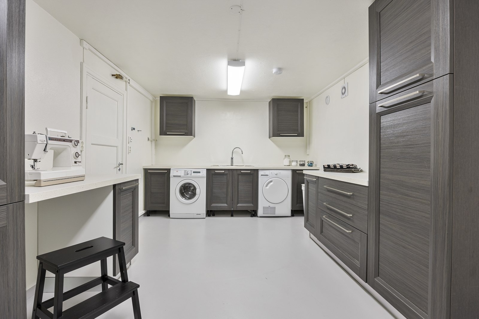 Stort og funksjonelt vaskerom, som er overflateoppusset i 2016 for å møte moderne krav til både stil og funksjonalitet. Galleribilde