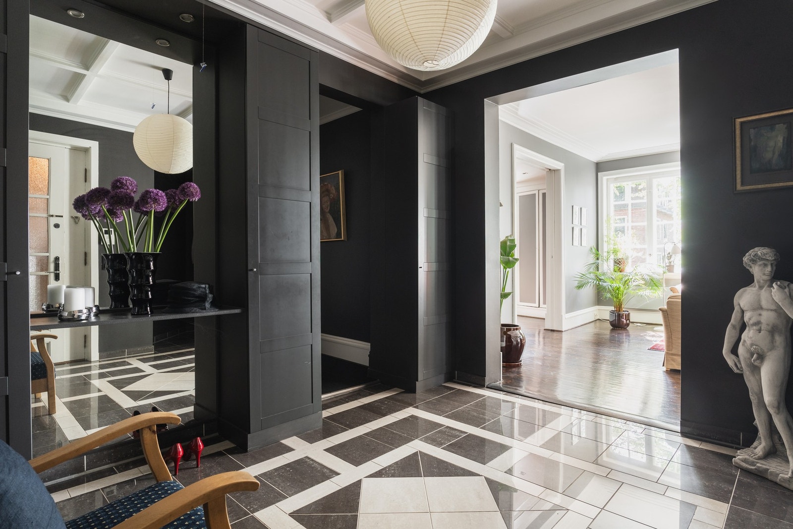 Hallen gir et imponerende førsteinntrykk og hedrer byggets geometriske formspråk. Galleribilde