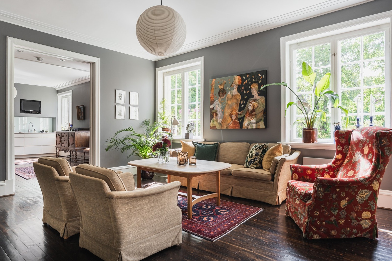 Stuene og spisekjøkkenet har originale tregulv som er pusset og mørkbeisede. Galleribilde