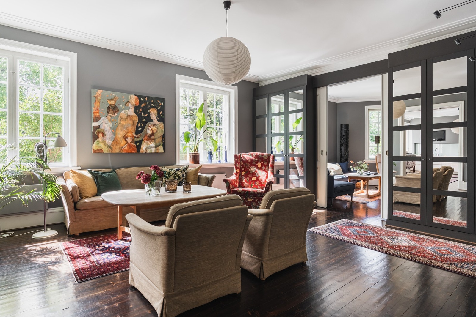 Store rutevinduer bader rommene i dagslys og vender ut mot skjermet hage. Galleribilde