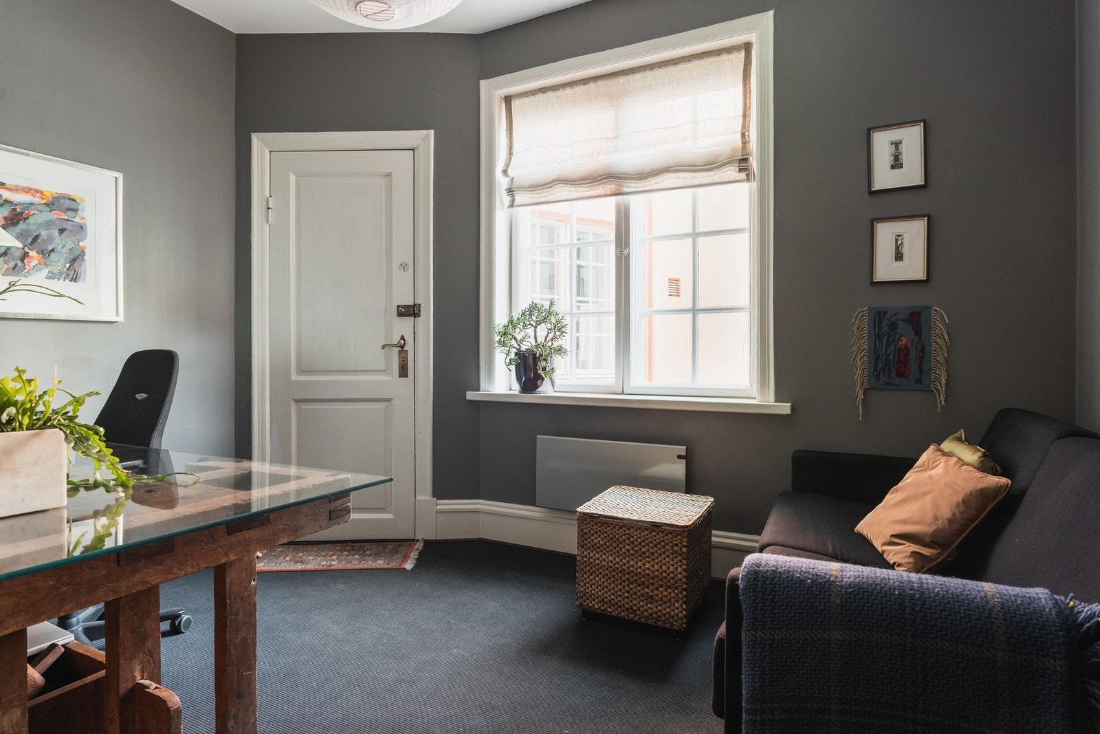 Det ene soverommet har utgang til fellesarealet. Galleribilde