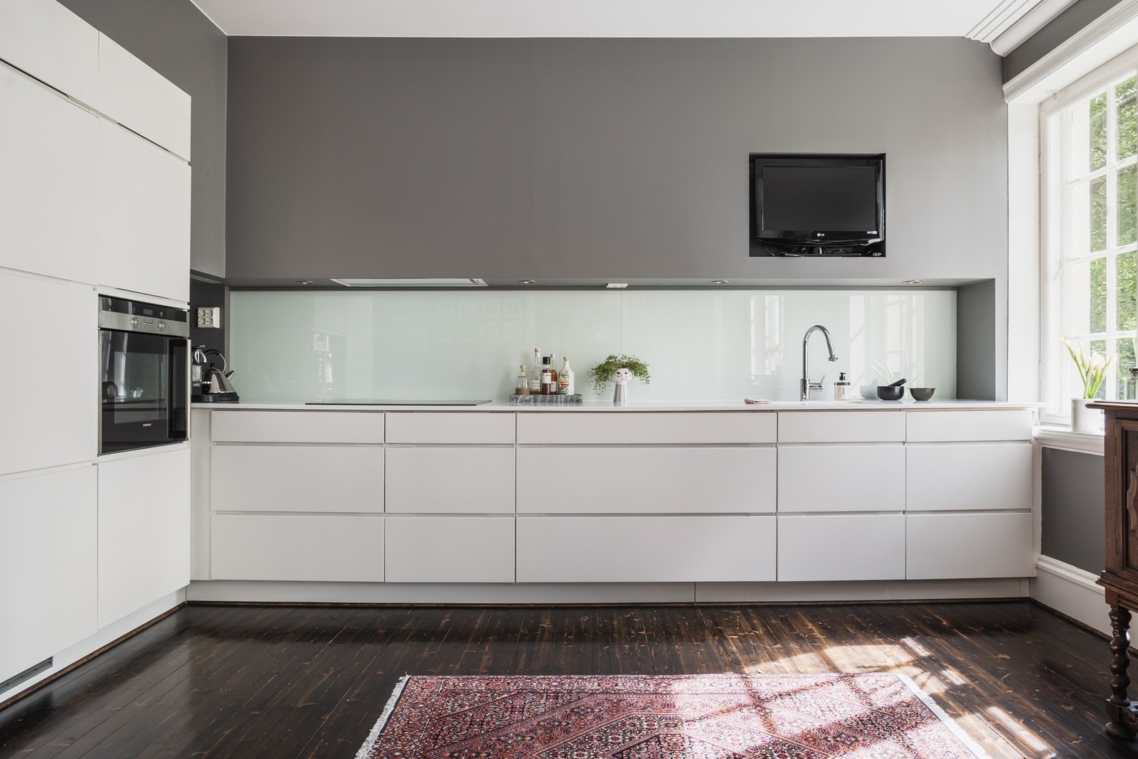 Kjøkkenet er fra 2009, med innebygde høyskap og innfelt kjøkkenbenk langs hele langveggen. Galleribilde