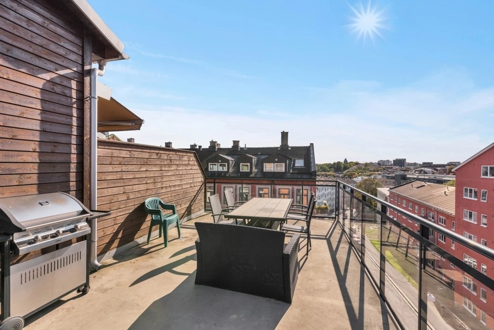Felles takterrasse med plass til sittegrupper og planter. Galleribilde