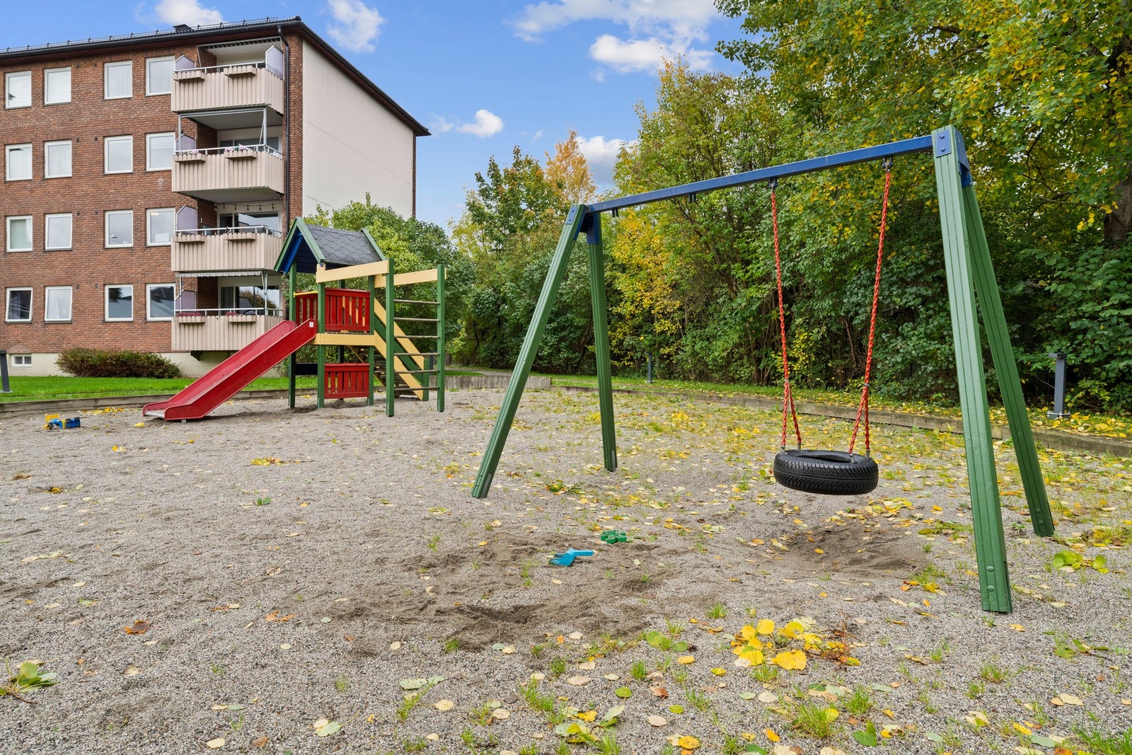 Fra boligen er det svært gode kollektivforbindelser. Nærmeste holdeplass, Øvre Risløkka (linje 60), ligger bare 2 minutters gange unna. T-banen fra Vollebekk stasjon (linje 4 og 5) nås på ca. 8 minutter til fots, og toget fra Alna stasjon (linje L1) er ba Galleribilde
