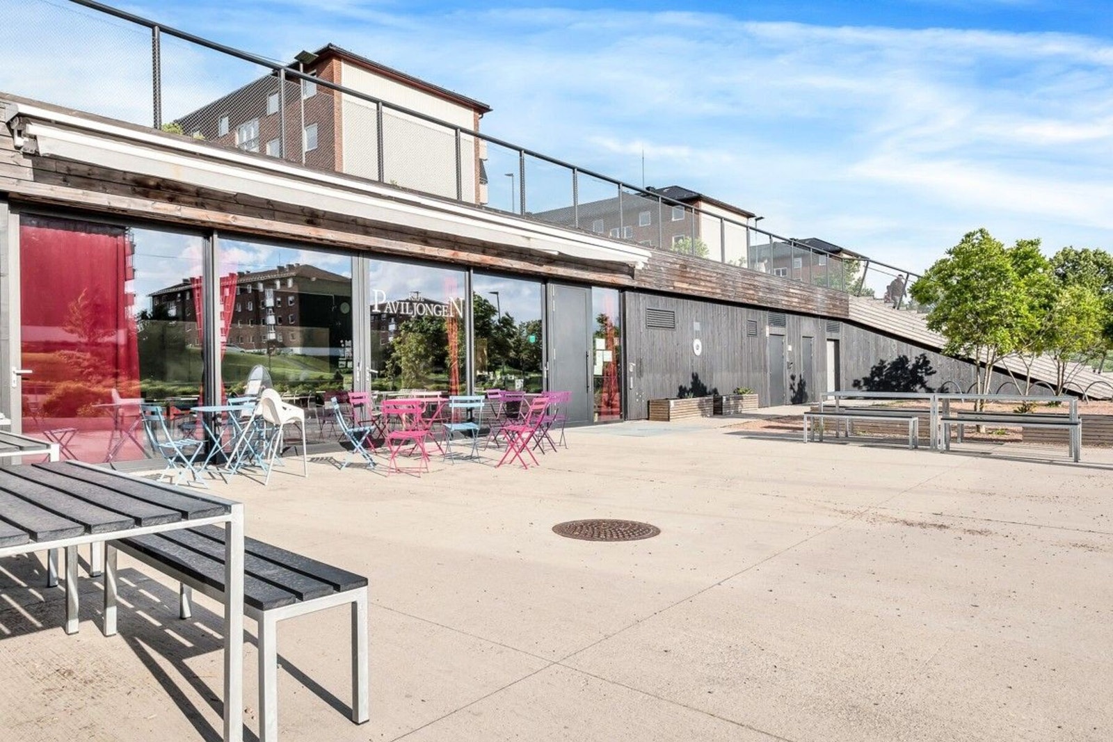 Ta en tur til pavlijonen, under parkmessige omgivelser kan du nyte et bedre måltid. Galleribilde