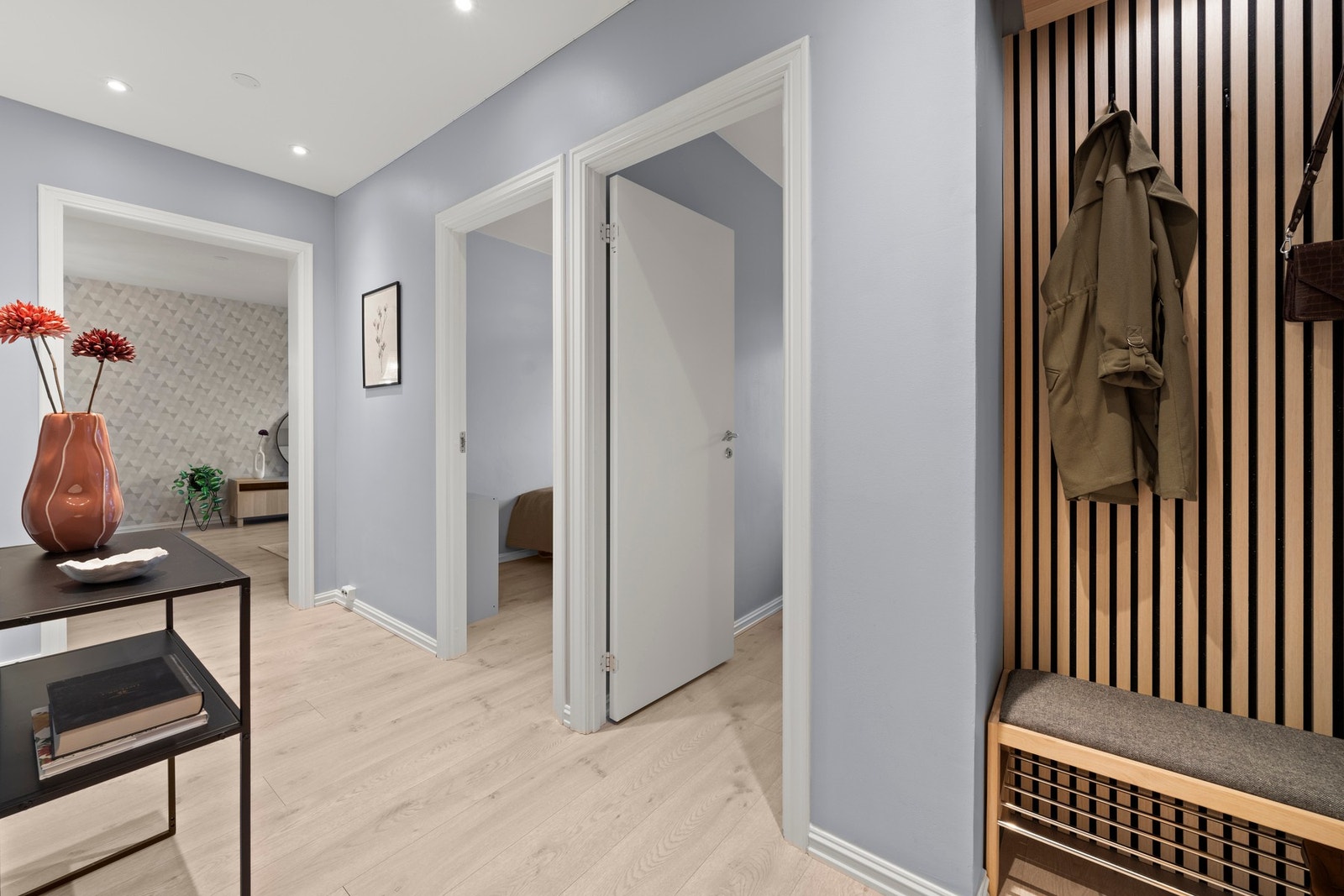 Det er plass til oppheng og oppbevaring av yttertøy og sko. Galleribilde