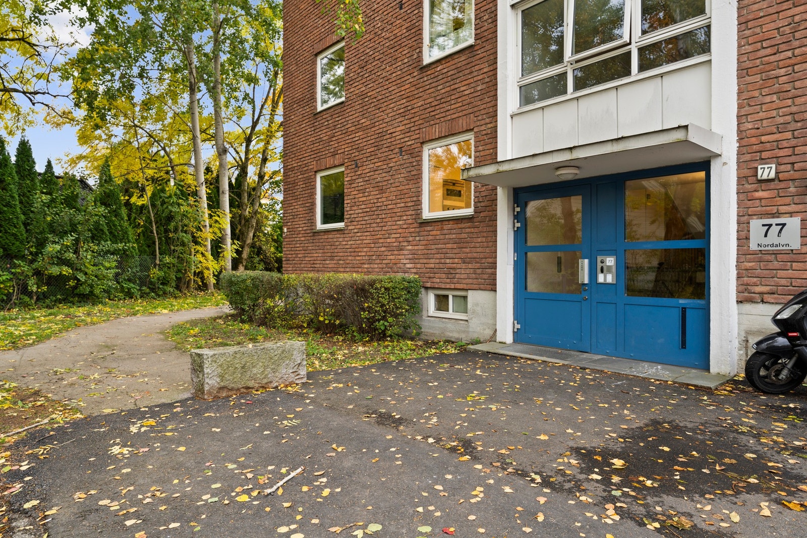 Nordalveien 77 ligger i et rolig og veletablert boligområde på Bjerke. Dette er et populært område som tiltrekker seg både barnefamilier, etablerere og godt voksne. Beliggenheten er svært sentral med kort vei til skoler, barnehager, kollektivtransport og Galleribilde