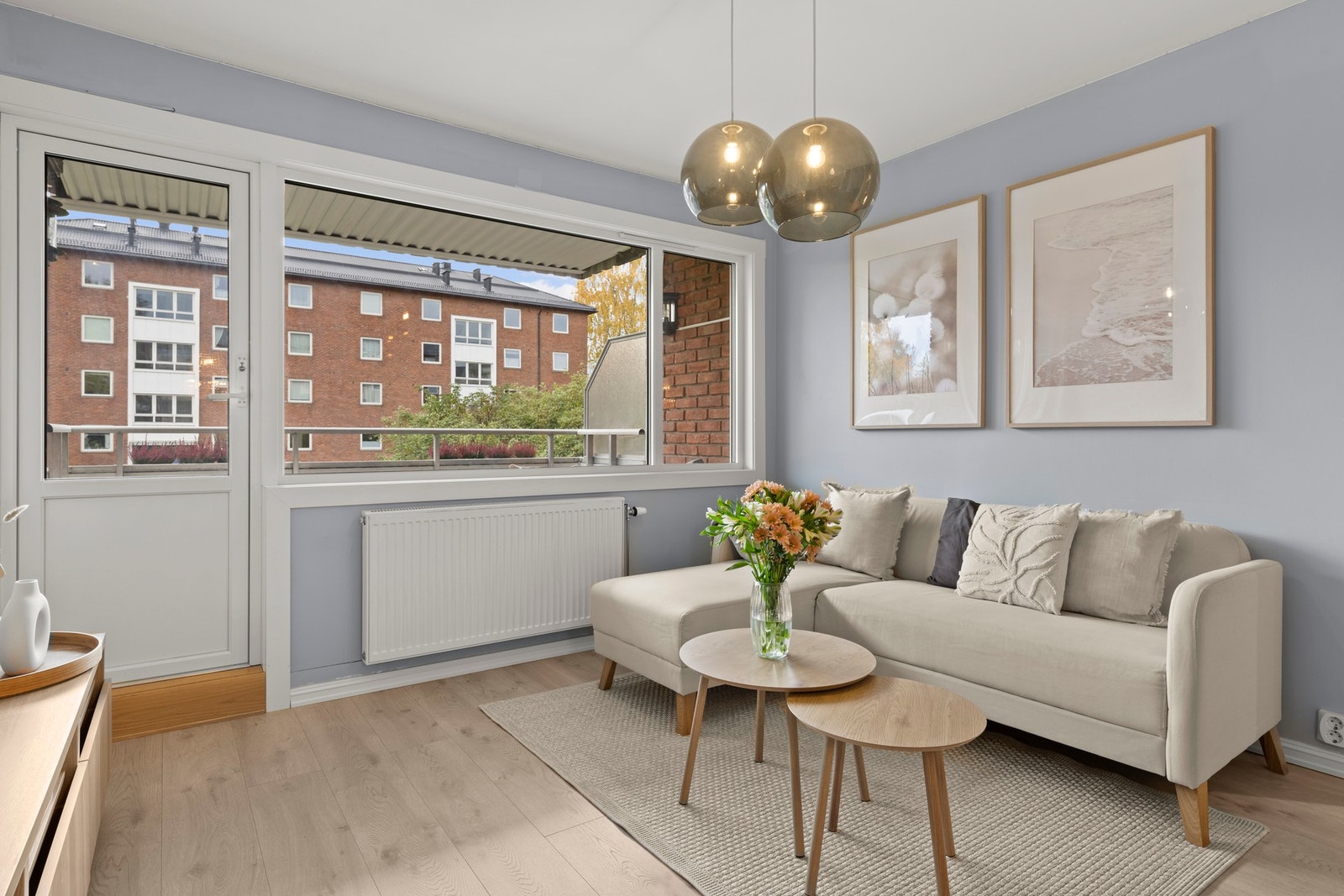 Stuen er lys og trivelig med plass til både sofagruppe og spisebord. Galleribilde