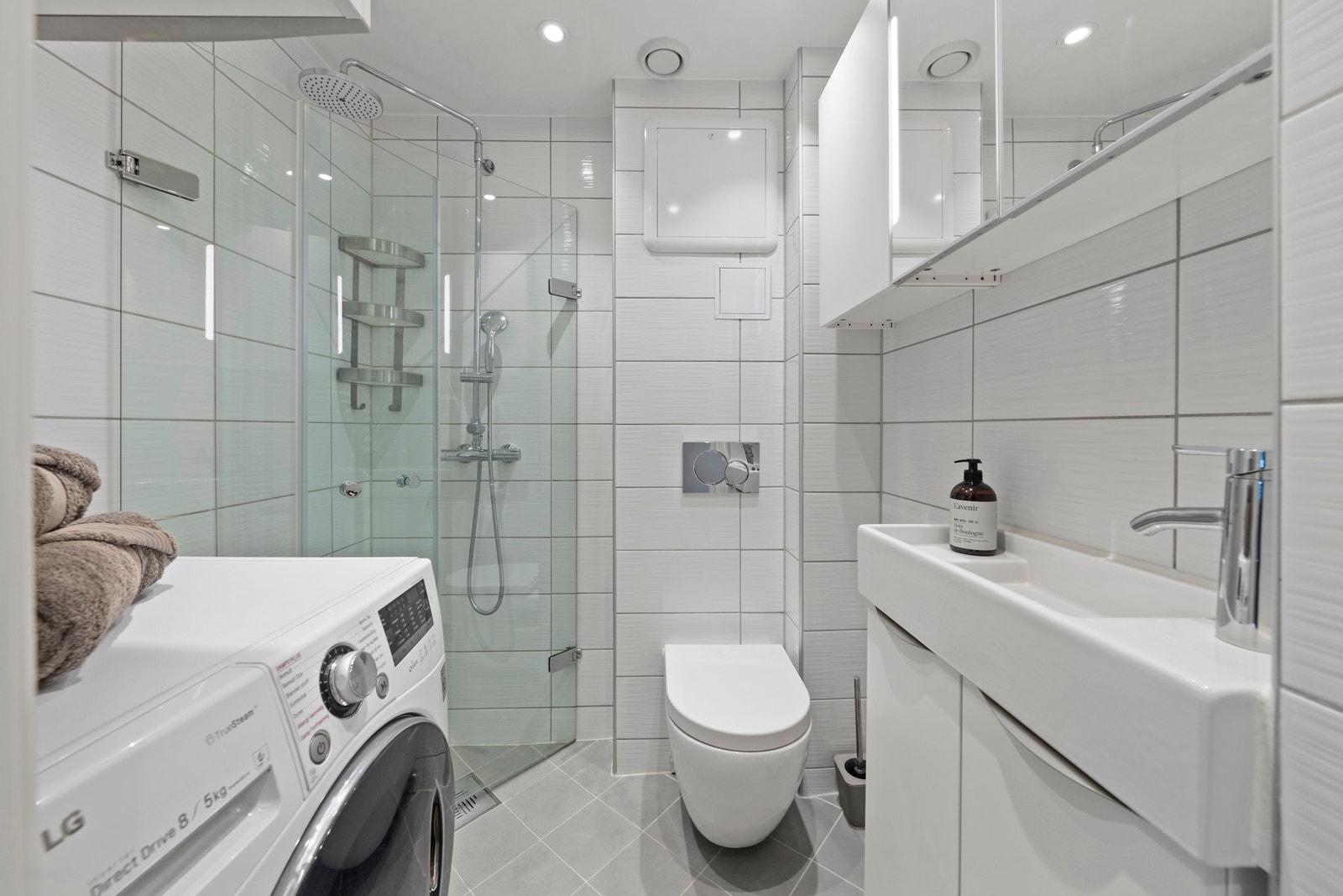 Badet ble pusset opp i 2015. Vegger og gulv er av fliser og himmlingen består av slette overflater. Galleribilde