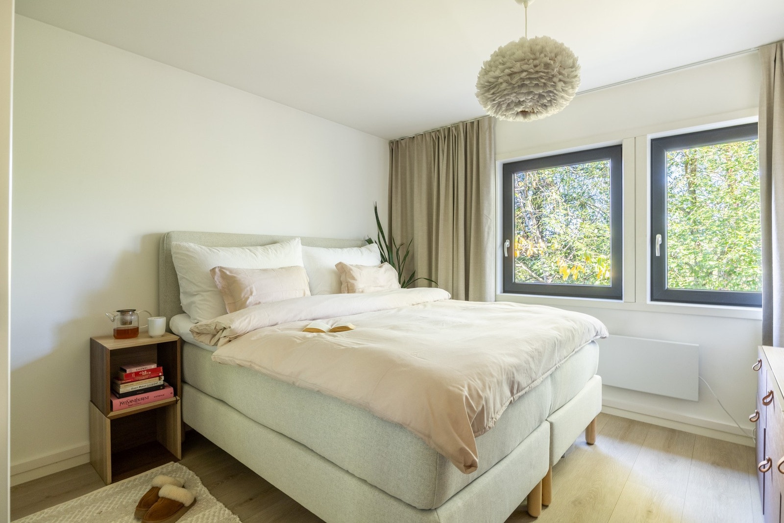 Hovedsoverommet er av god størrelse, med store vindusflater som sørger for rikelig med lysinnslipp. Galleribilde