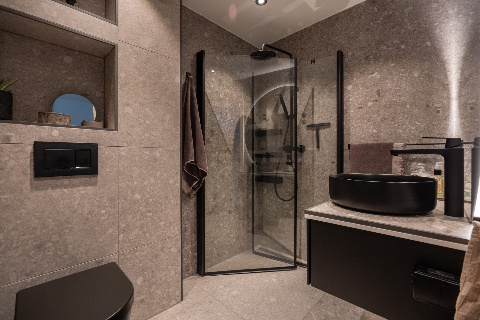 Badet er fra 2023 og innredet i tidløse, delikate farger. Galleribilde