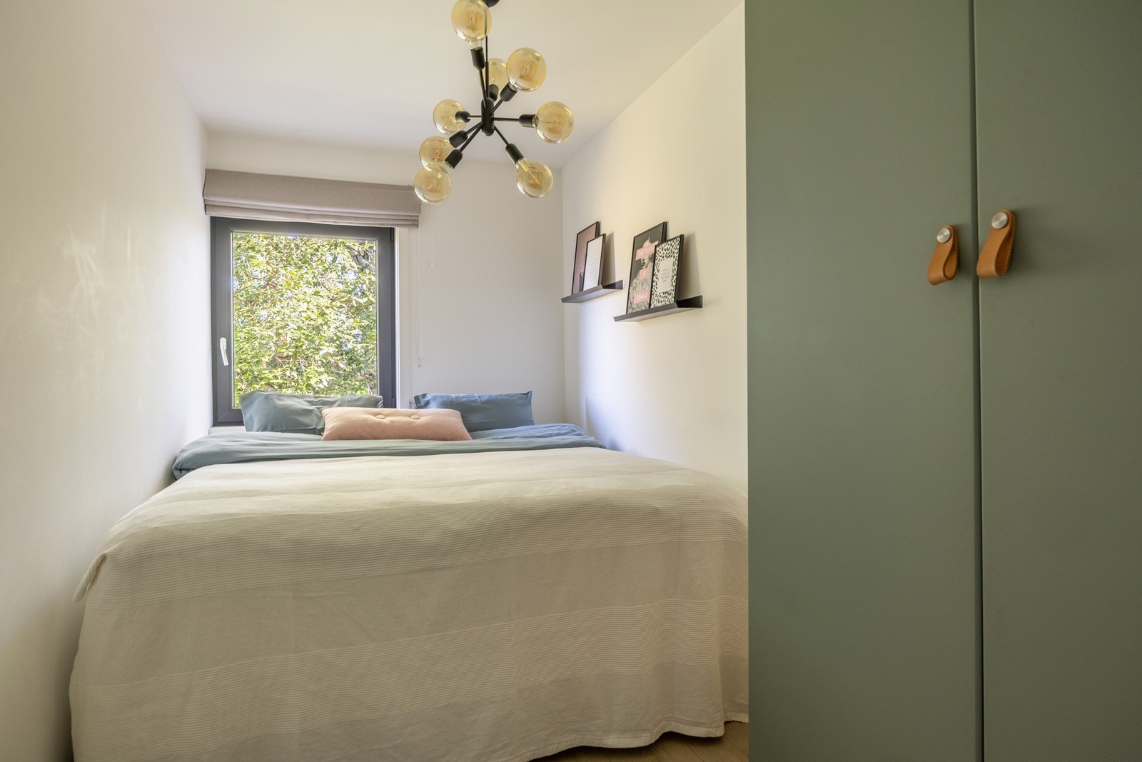 Soverom 2 er i dag innredet som gjesterom og måler 2 meter i bredden - akkurat nok plass til å snu sengen om ønskelig. Galleribilde