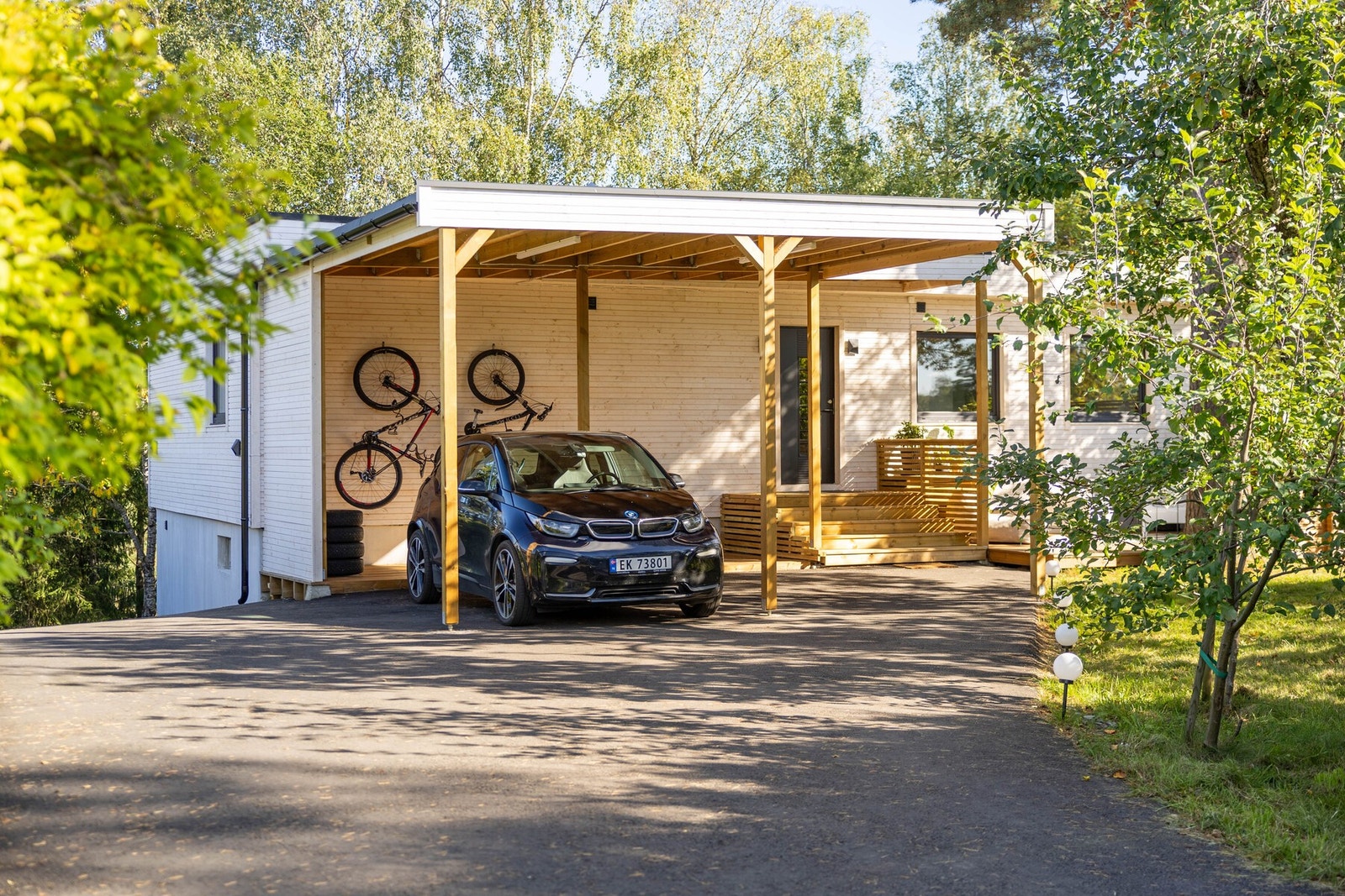 Boligen ble etterisolert og fikk ny kledning i 2025. I tillegg ble det bygget ny terrasse og etablert carport, med mulighet for etablering av utebod. Galleribilde