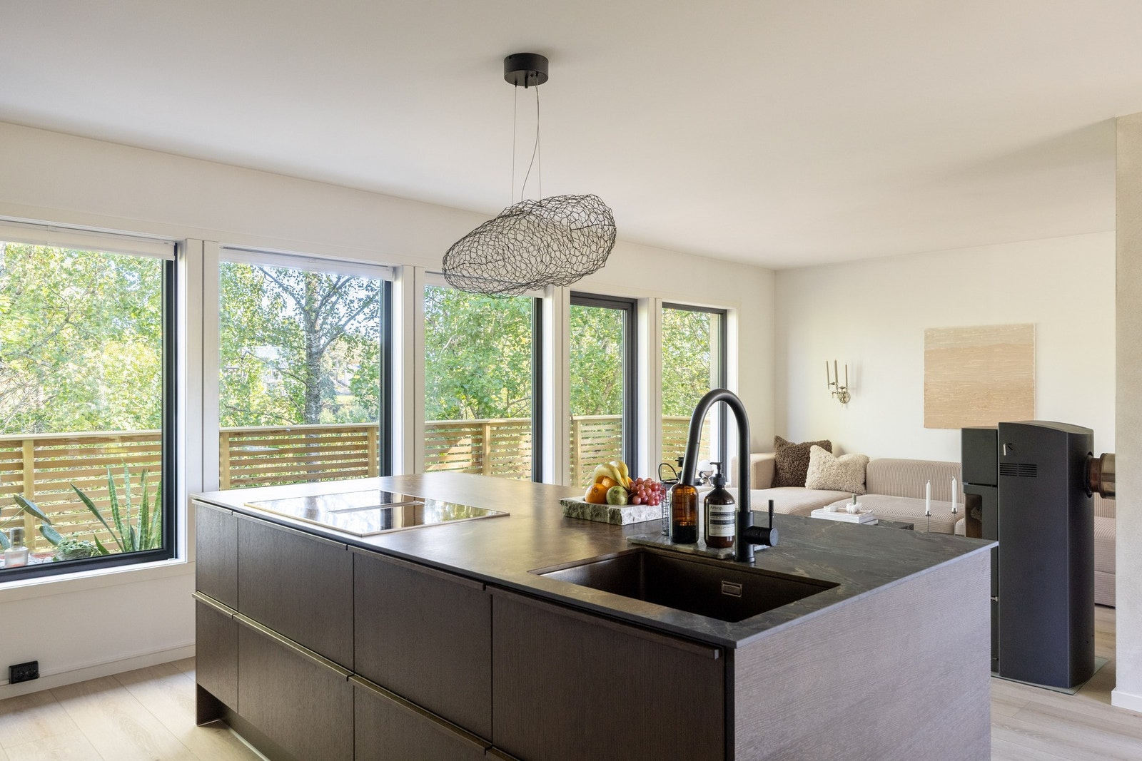 Med store vindusflater på begge sider av den åpne stue/kjøkken-løsningen, slipper rikelig med dagslys inn. Galleribilde