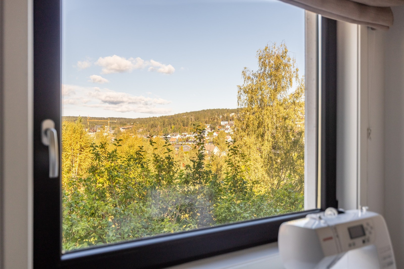 I denne flotte boligen har du grønt utsyn fra alle vindu! Galleribilde