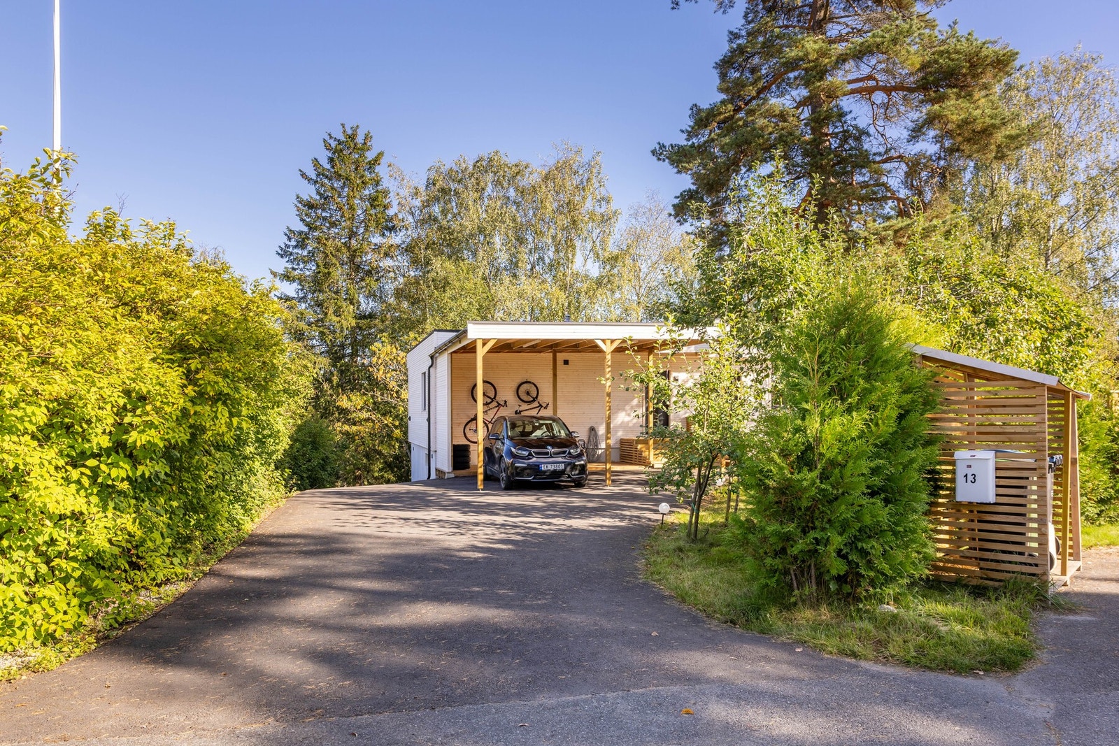 Boligen kan blant annet skimte med utleiedel, fantastiske uteområder, biloppstillingsplass for 7 biler + ladepunkt, peisovn, vaskerom, rikelig bodplass og mye, mye mer. Galleribilde