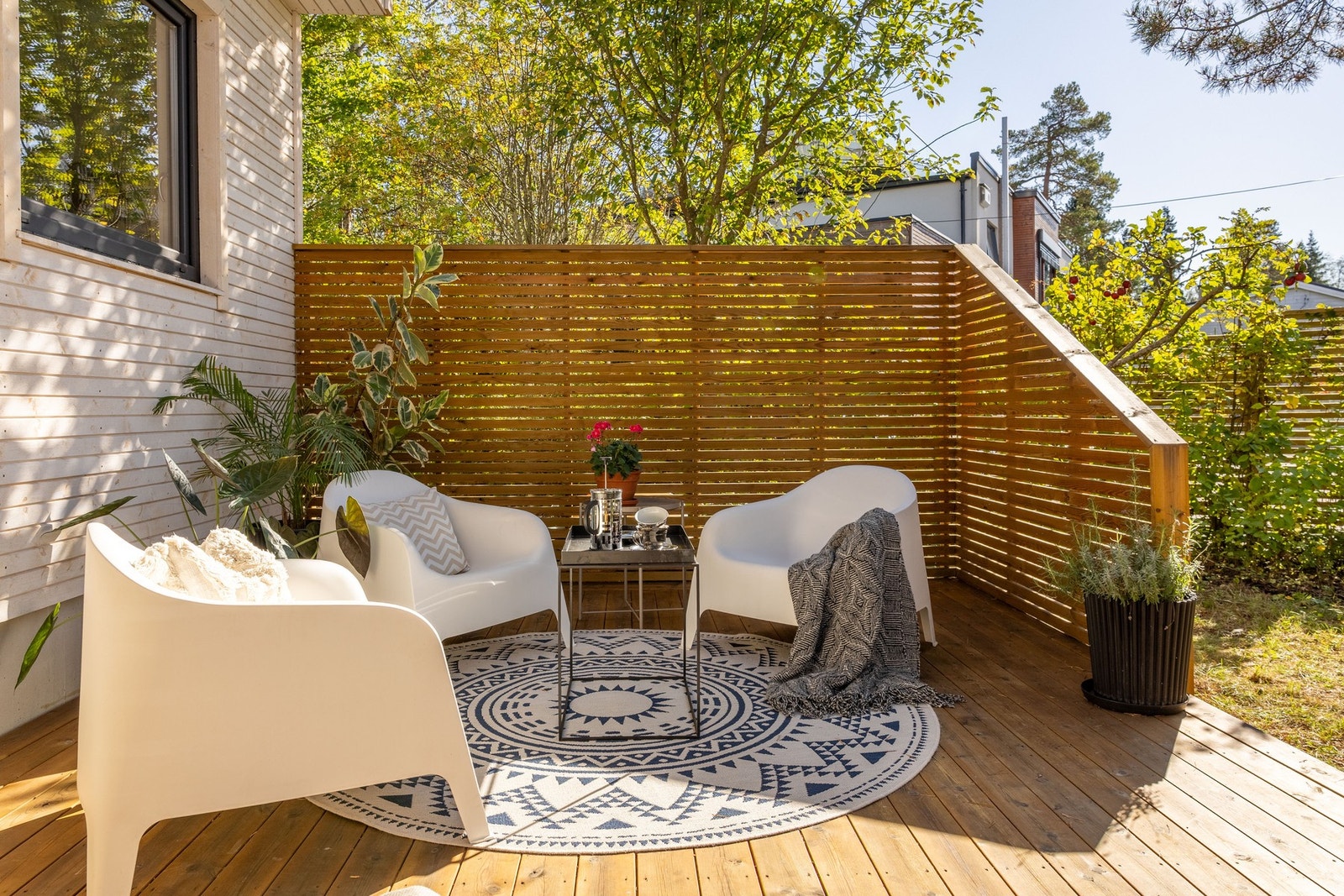 Uteplassen på fremsiden av huset ble etablert i 2025. Her får du sol hele ettermiddagen. Galleribilde