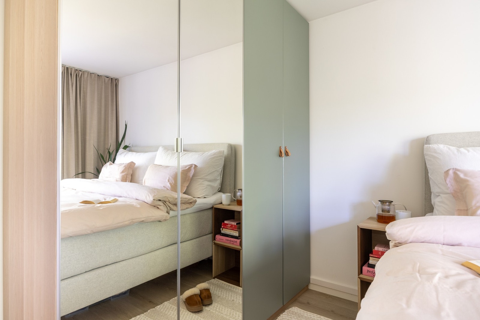 I tillegg til en king size bed, er det plass til stor garderobe ved siden av sengen og ytterligere garderobeløsning ved fotenden av sengen. Galleribilde