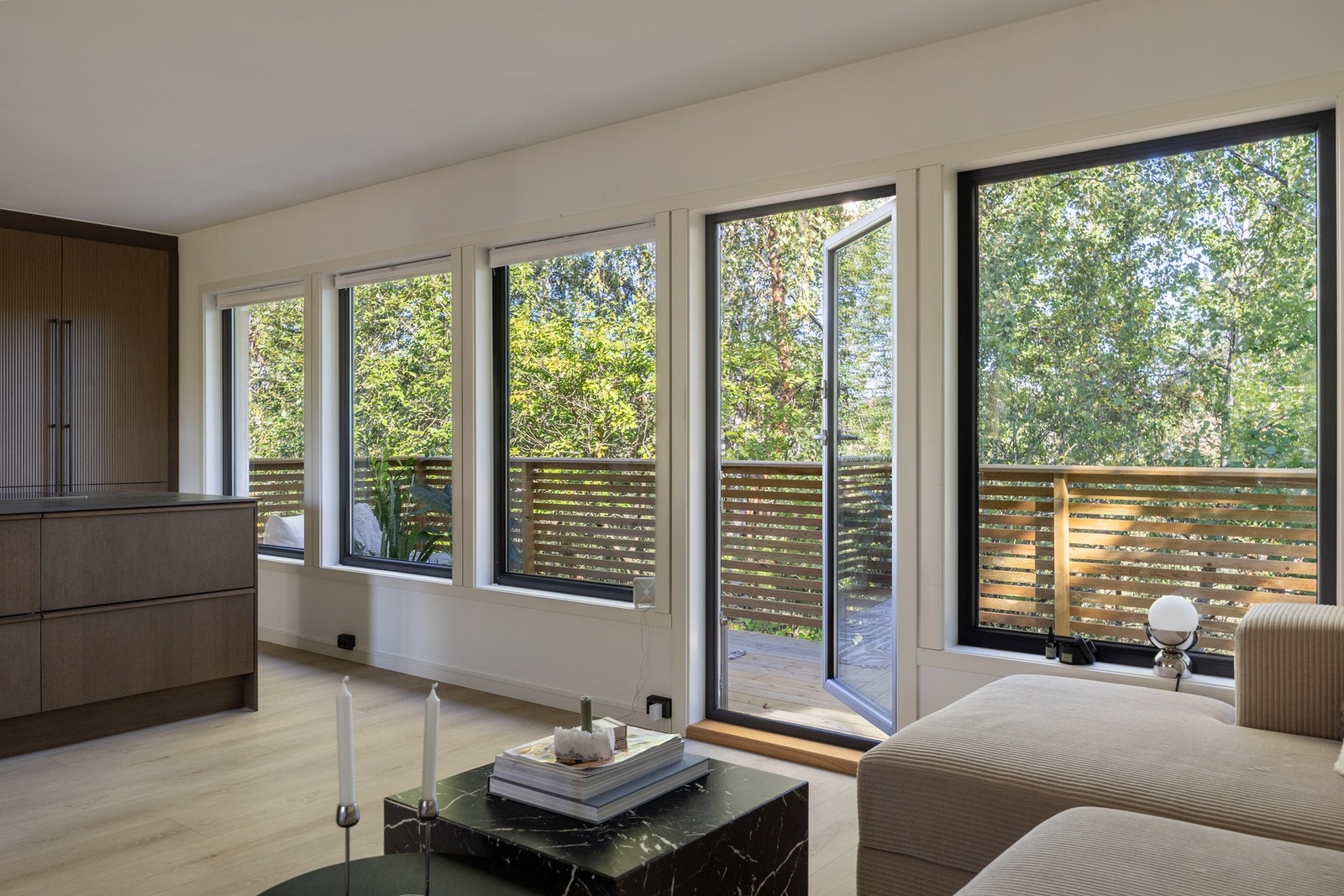 Fra stuen har du utgang til en stor og flunke ny balkong fra 2025. Galleribilde