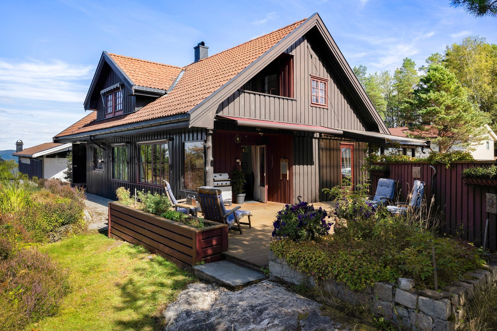 Eneboligen ligger idyllisk til - åpent og luftig Galleribilde