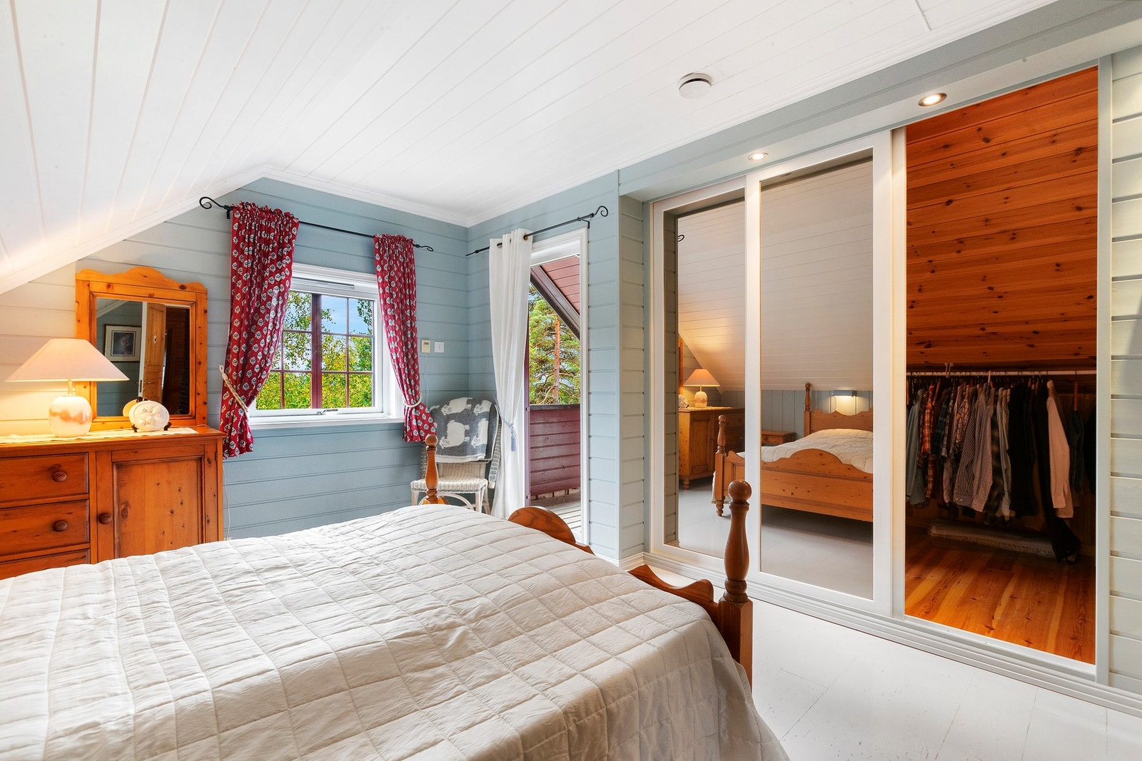 Soverom med utgang til balkong Galleribilde