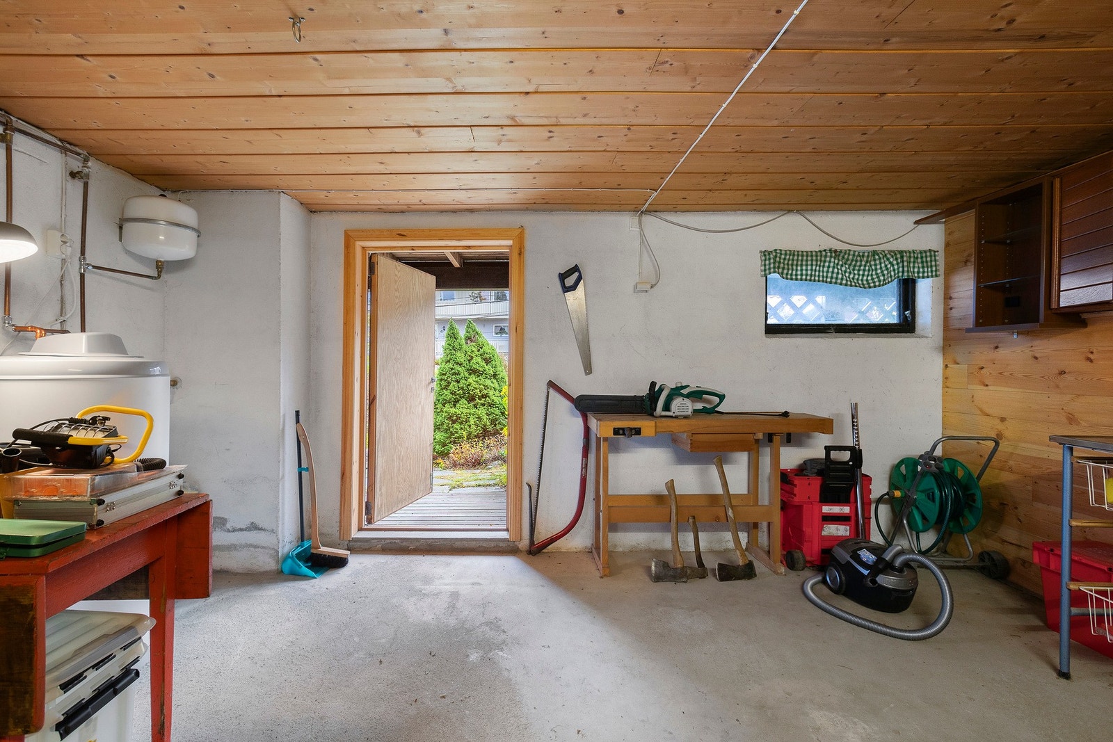 Underetasje med dør ut til det fri se plantegning for planløsning Galleribilde