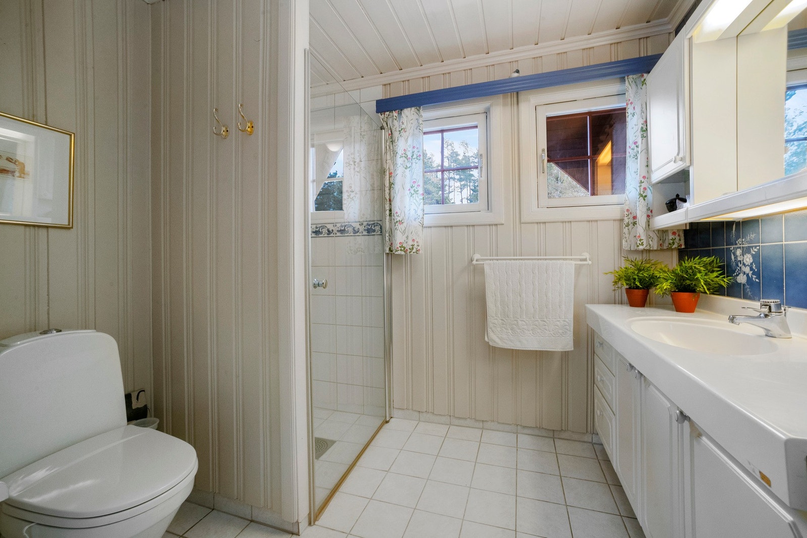 1.etasje. Funksjonelt bad med dusj, vask og toalett Galleribilde