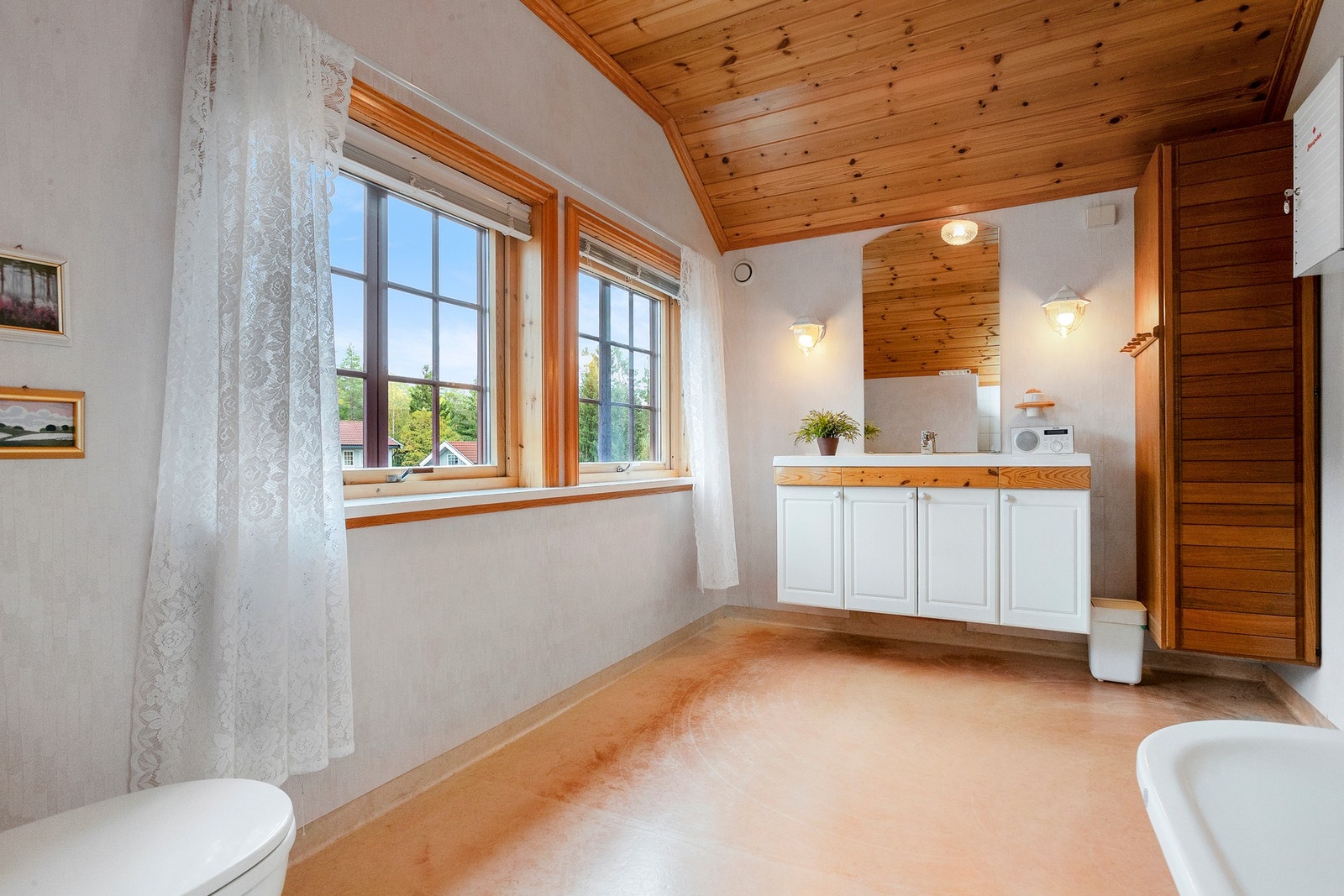 2.etasje. Funksjonelt bad med badekar, vask og toalett Galleribilde