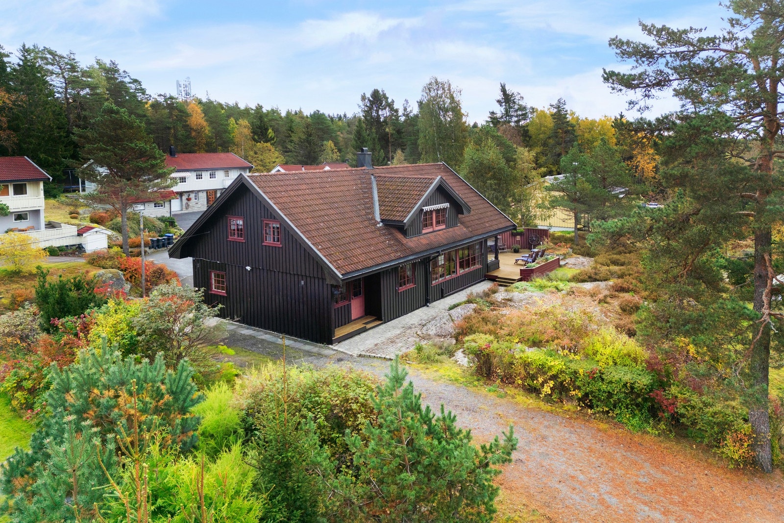 Adkomst med vei på begge siden av huset Galleribilde