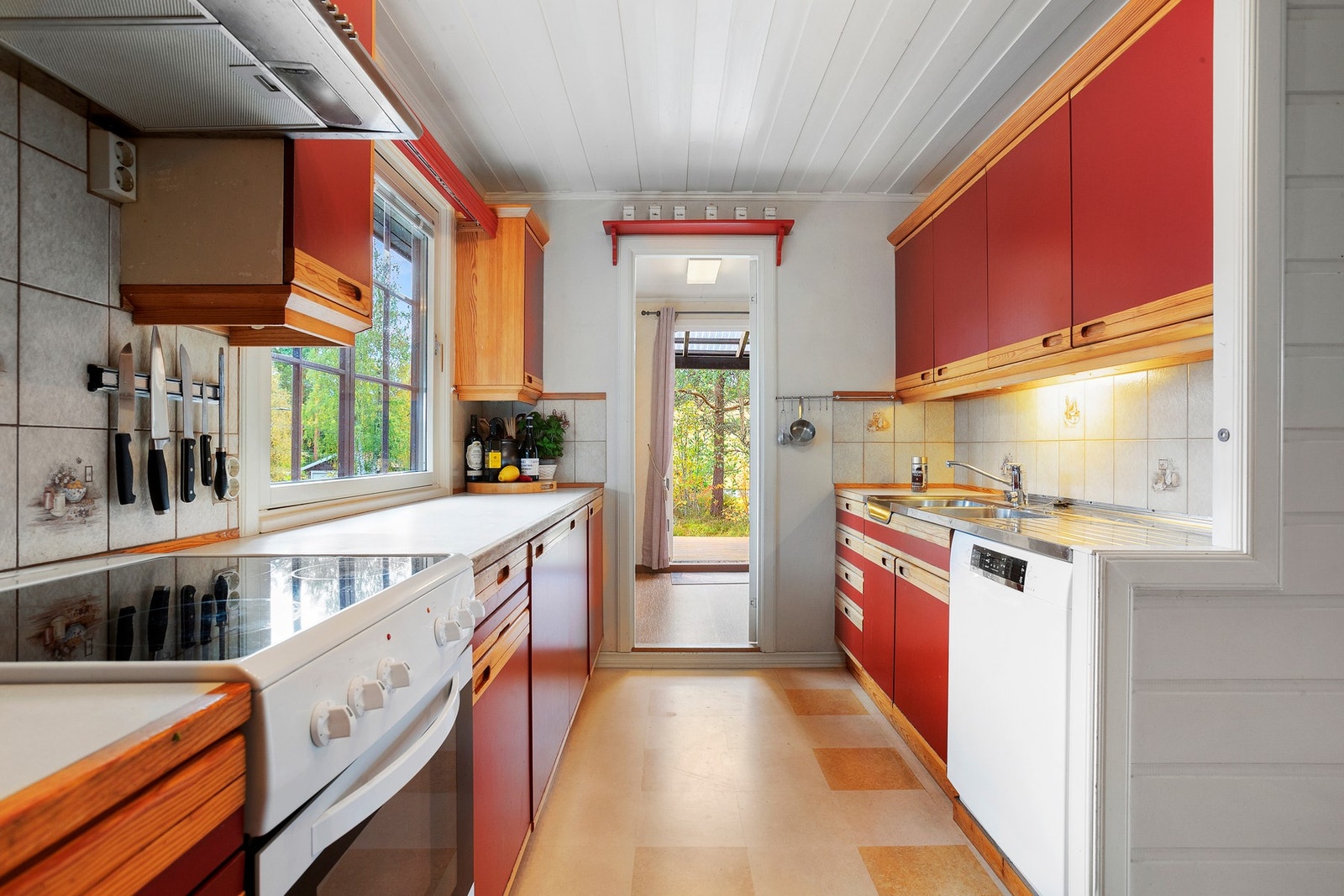 Rikelig med skap og benkeplass Galleribilde