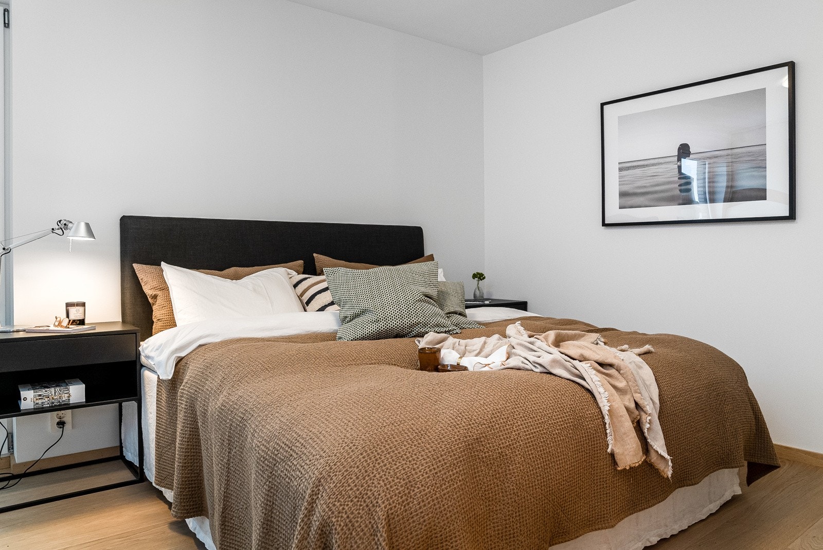 Fra hovedsoverommet er det utgang til en 22 kvm. stor terrasse mot vest Galleribilde