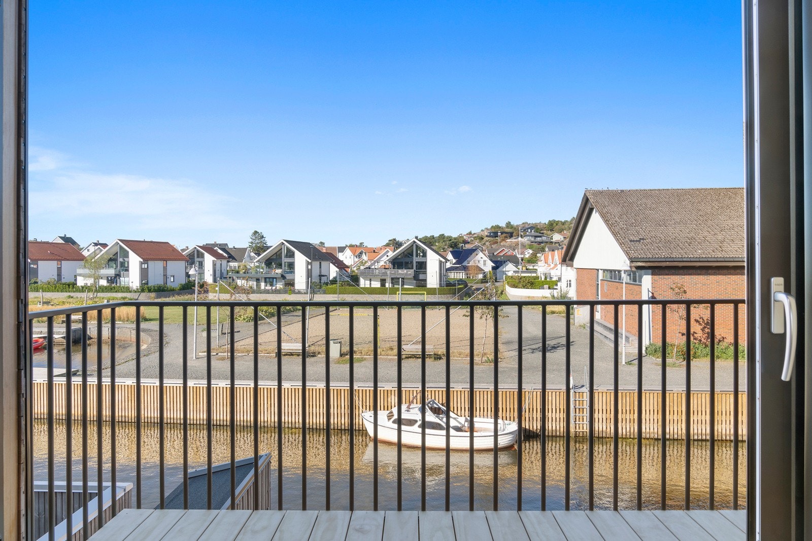 Det er en stor skyvedør ut til balkogen Galleribilde