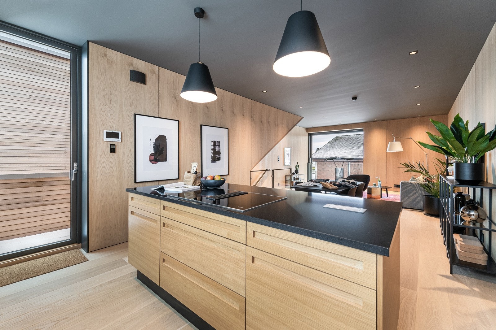 Praktisk kjøkkenøy med mekanisk ventilator i platetoppen. Dør til trapp opp på takterrassen Galleribilde