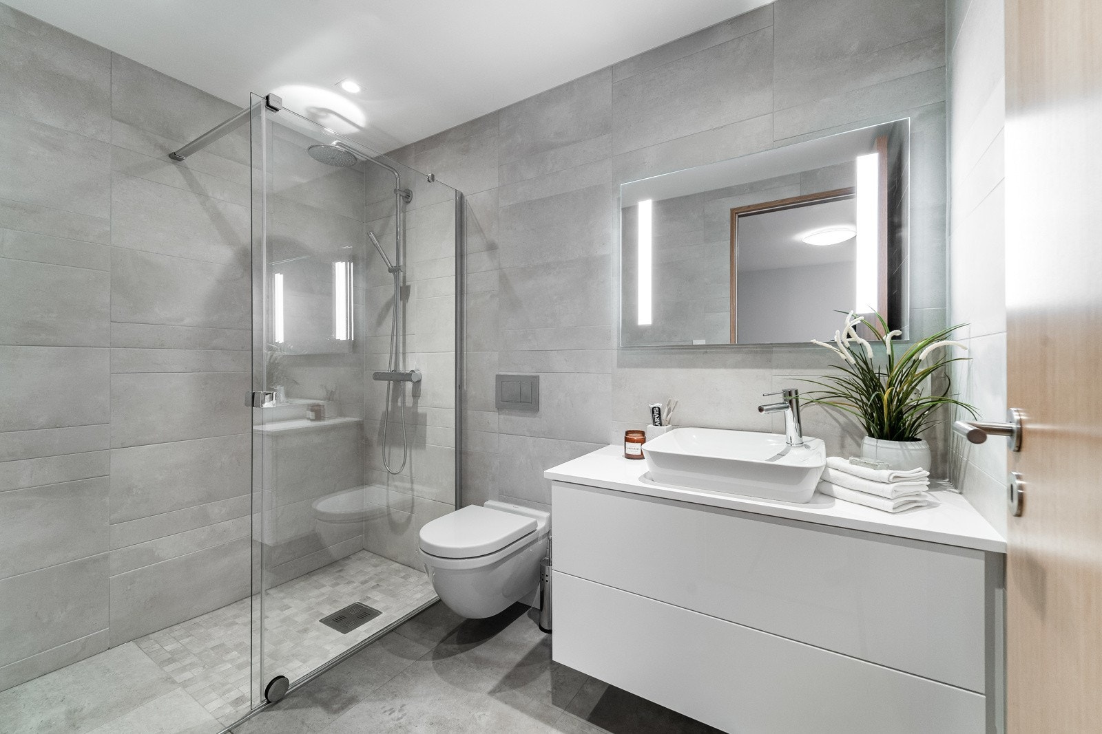 Lekkert bad tilhørende hovedsoverommet Galleribilde