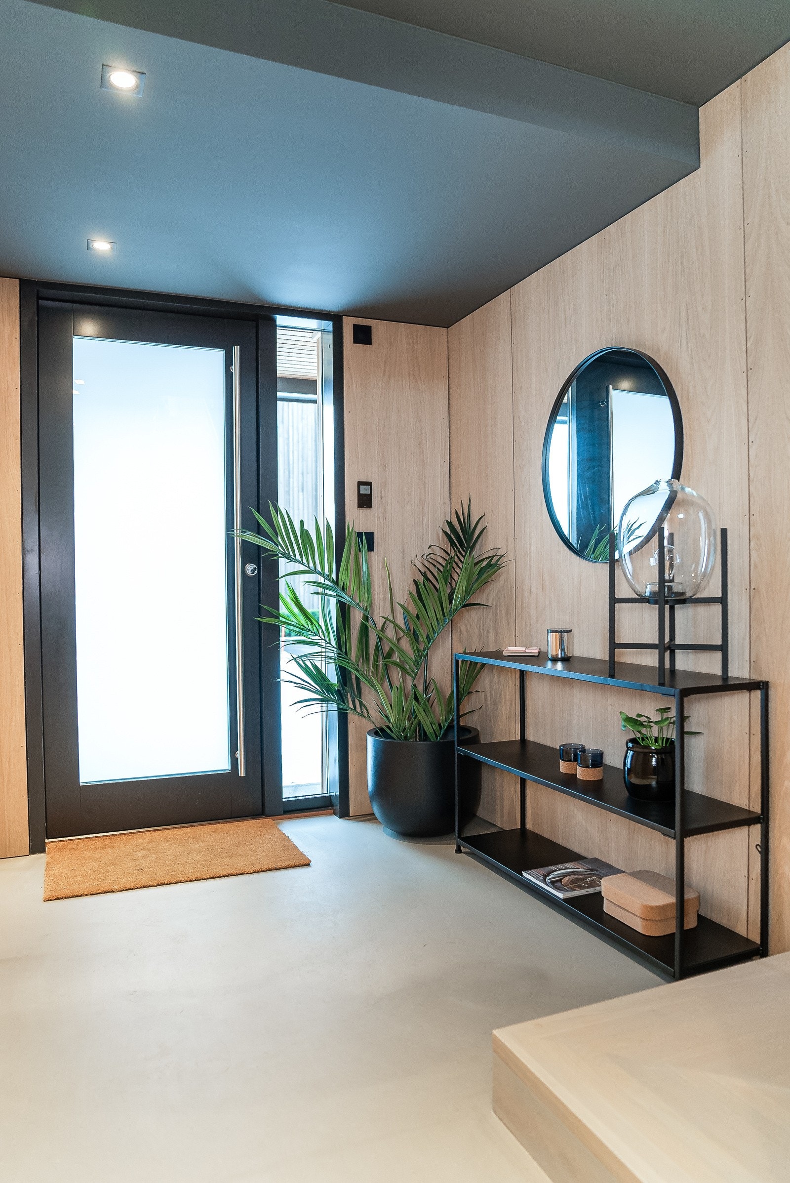 Inngang til boligen via en eksklusiv inngangsdør med frostet glassfelt Galleribilde