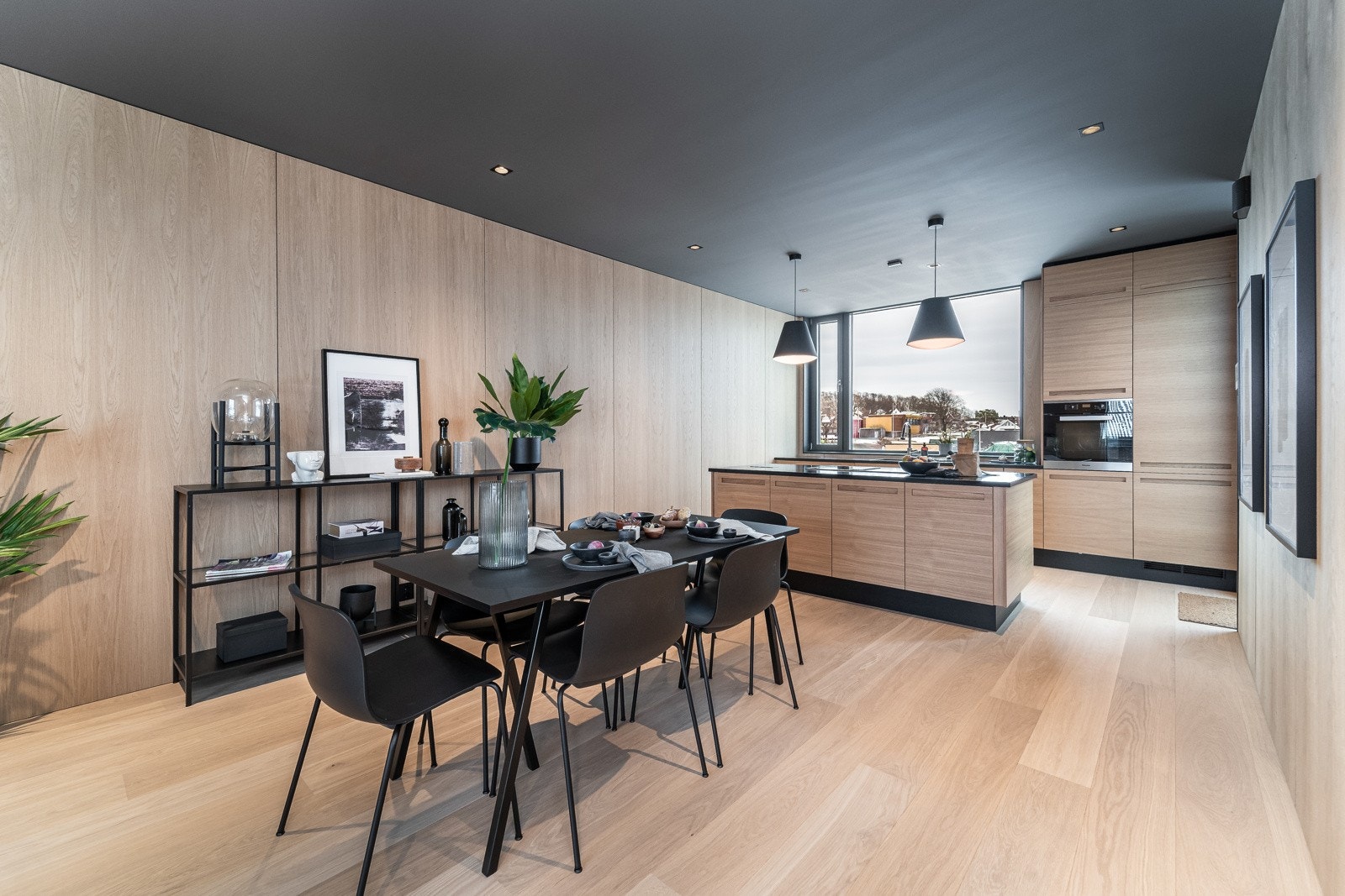 Vi starter i 2. etasje med kjøkken og stue i åpen løsning. Merk at bilder er fra naboleiligheter som tidligere er solgt Galleribilde