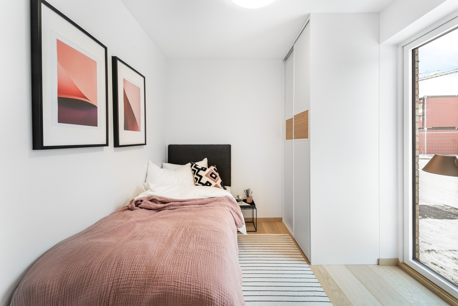 Det andre soverommet har også skyvedørsgarderobe, samt utgang til boligens fremside Galleribilde