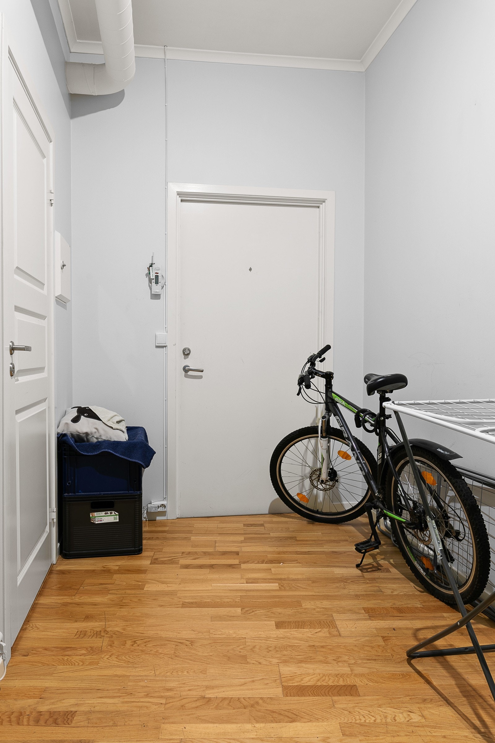 Romslig entre med inngang til 3 soverom, bod, bad og gjestetoalett Galleribilde