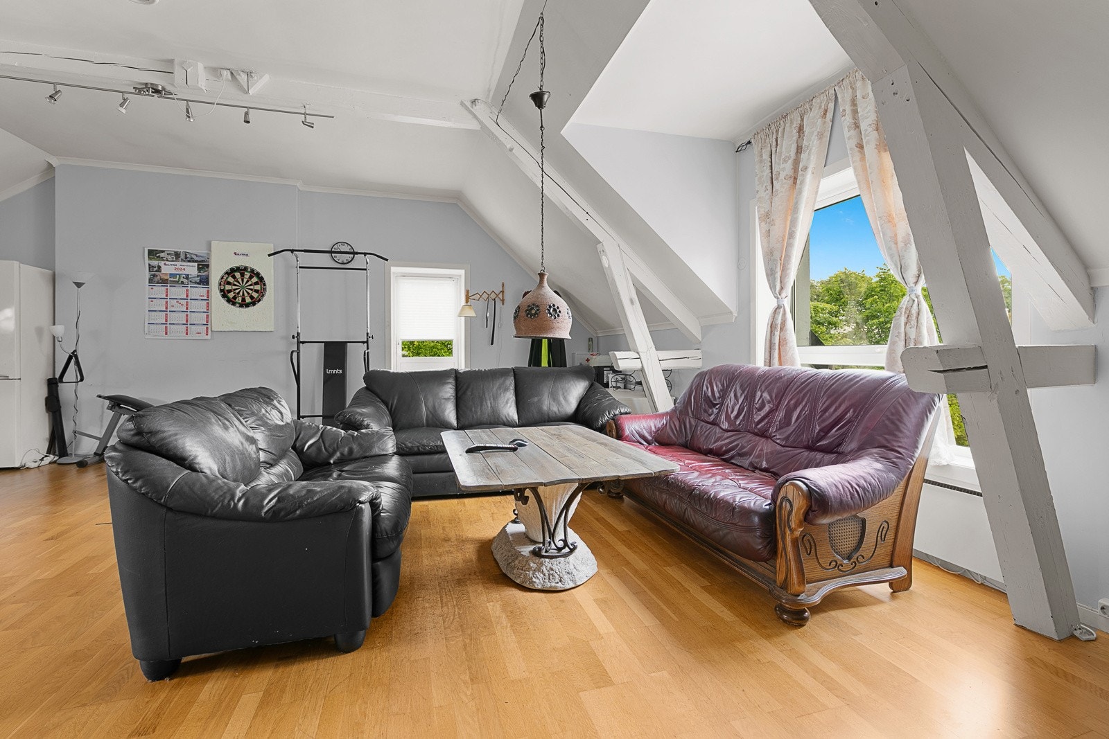 Stuen er åpen og romslig med bjelker som gir et unikt og tradisjonelt preg Galleribilde