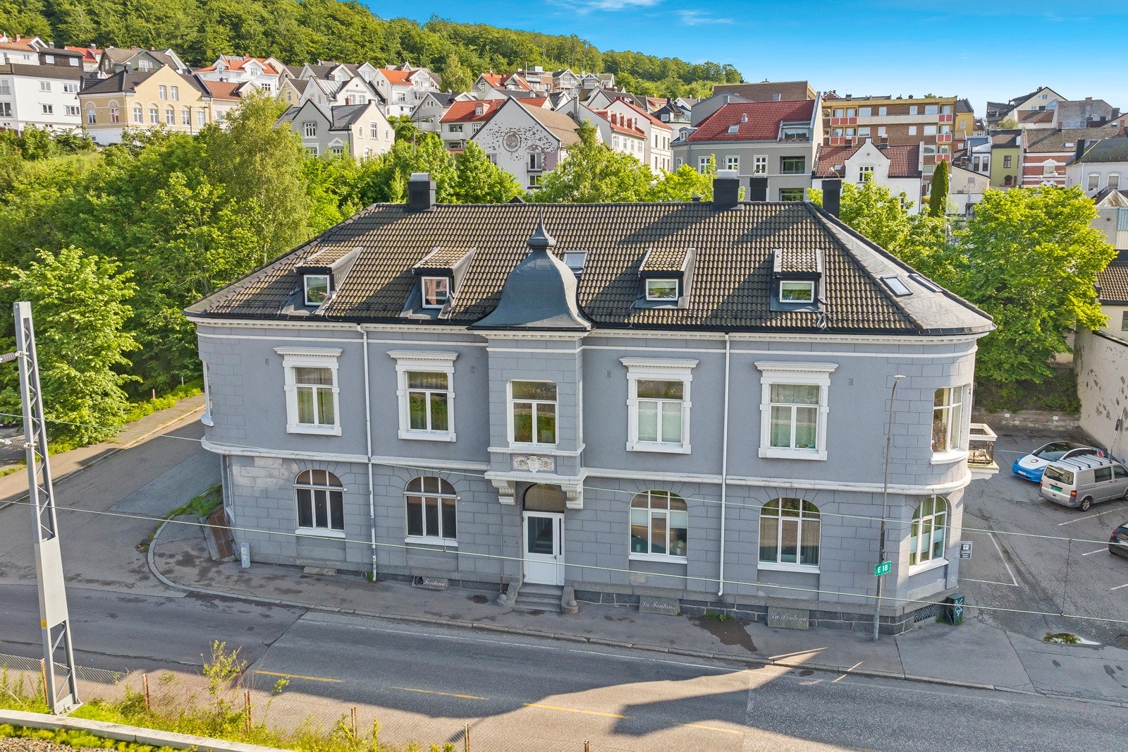 Denne stilfulle bygården ble bygget på 1800-tallet og er rik på handelshistorie fra Larvik by Galleribilde