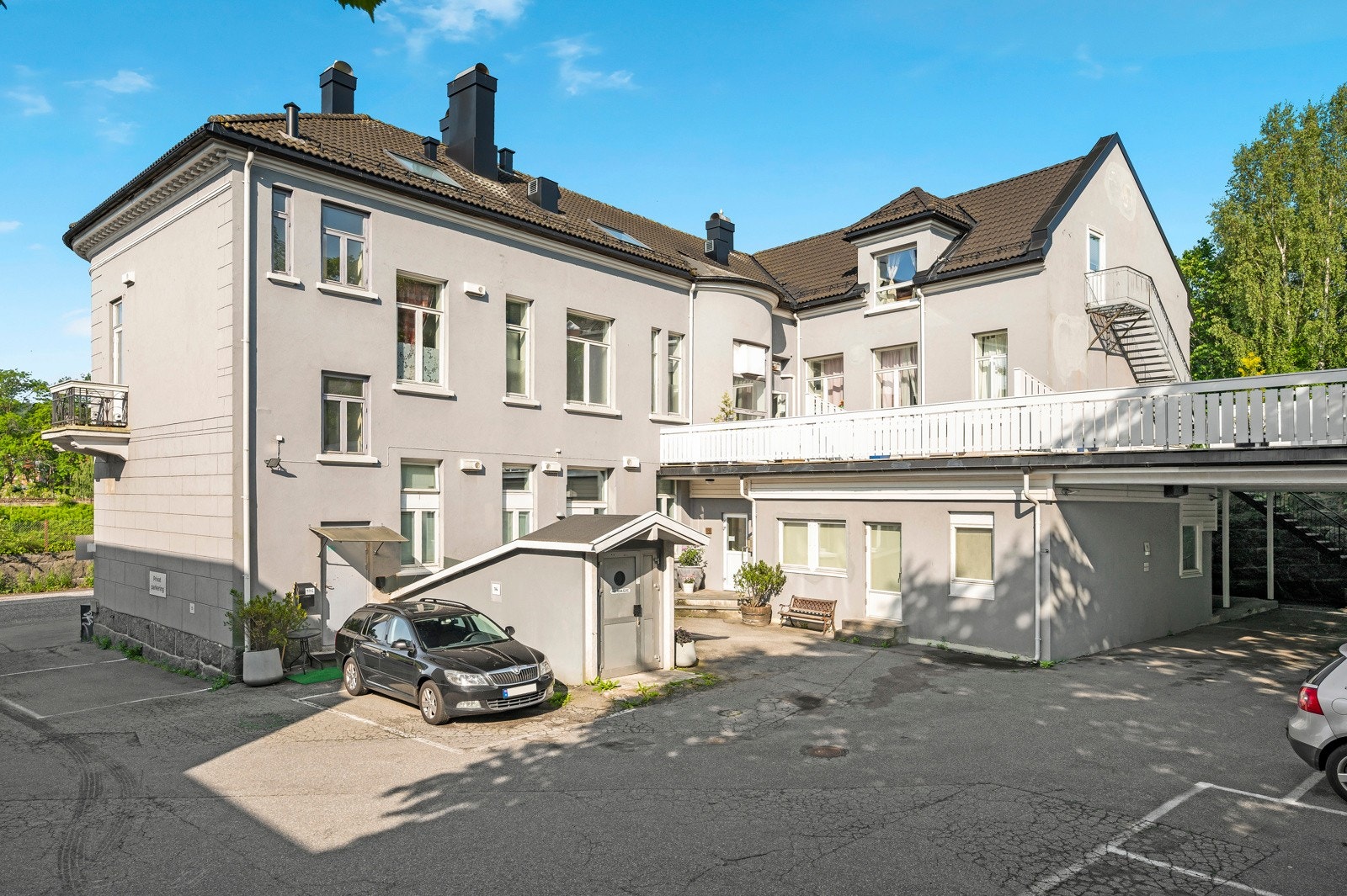 Privat bakgård med parkering Galleribilde