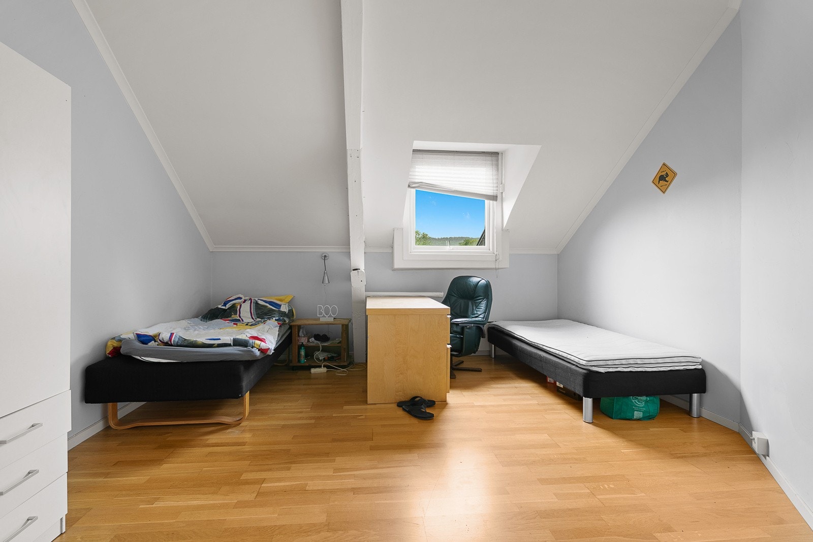 Soverom med bjelke i taket som lager et naturlig skille - perfekt for møblering til flere bruksområder Galleribilde