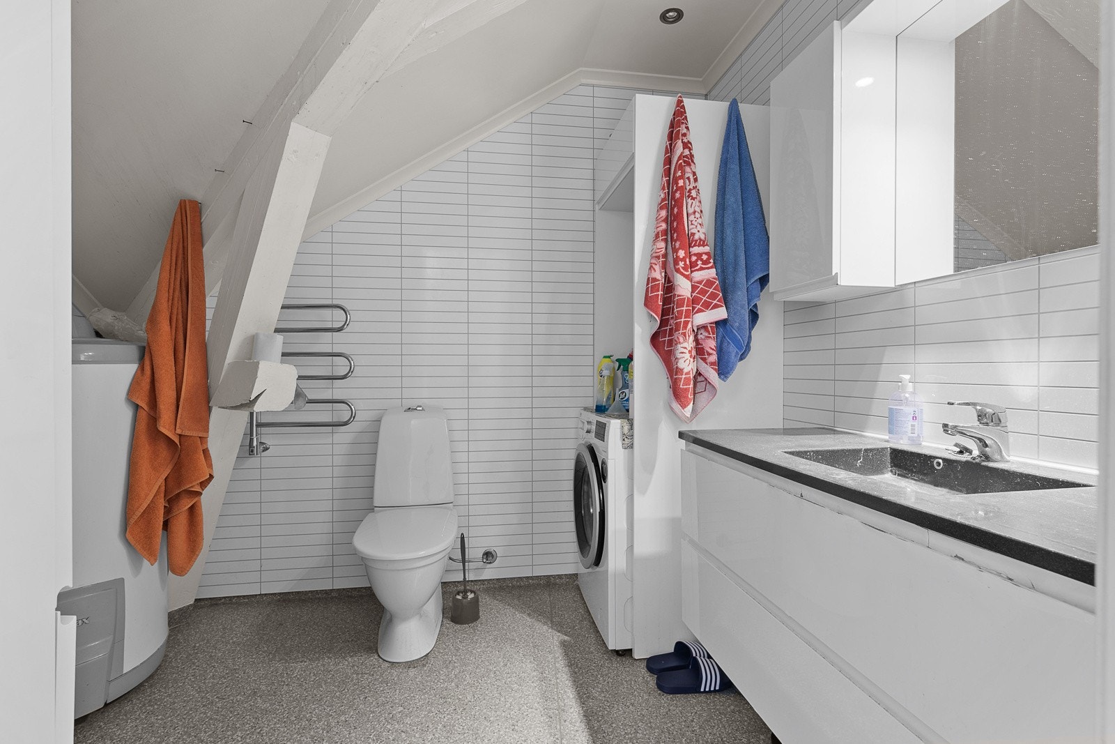 Badet er av god størrelse med lys innredning og har dusjhjørne med skyvedører Galleribilde