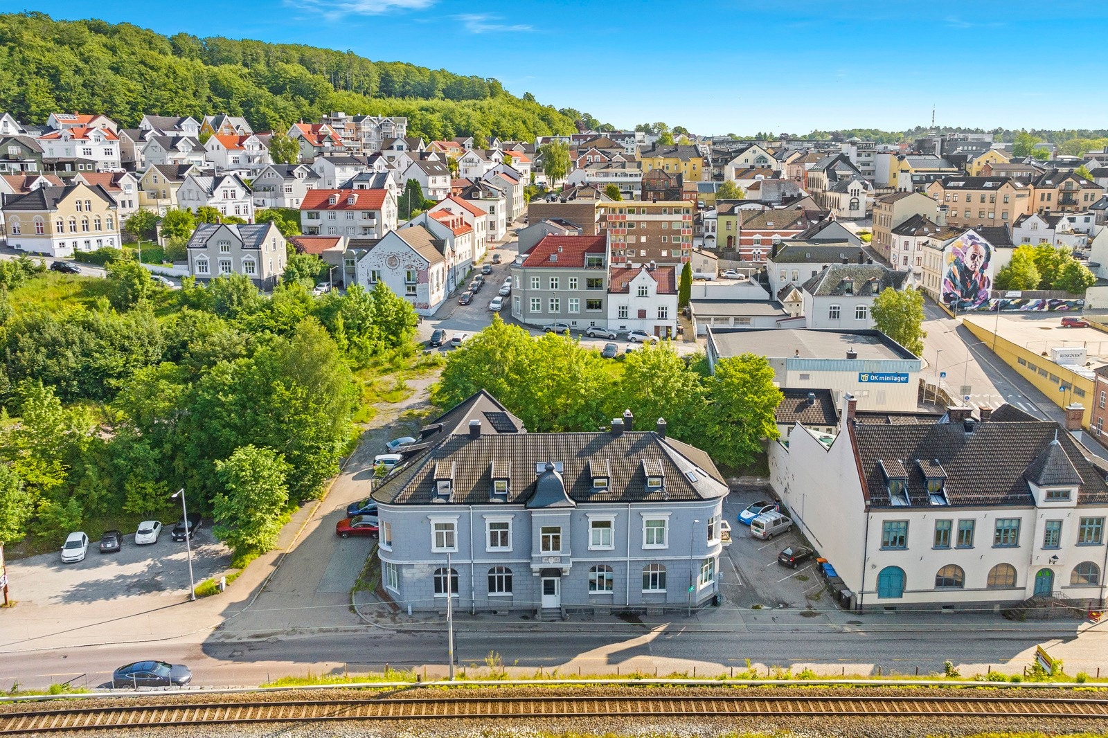 Leiligheten ligger sentralt plassert med umiddelbar nærhet til sjøen, en rekke cafeer, resturanter, shopping og alt Larvik har å by på! Galleribilde