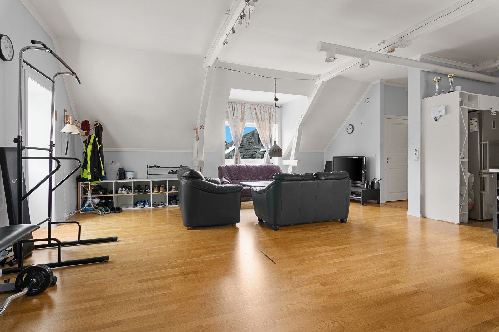 Det høye taket gir en luftig og åpen følelse til den allerede romslige stuen Galleribilde