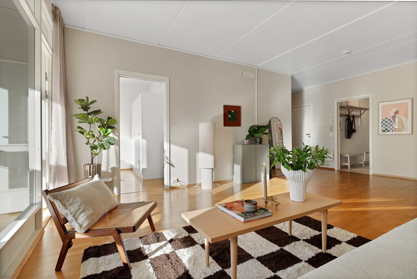 Det er ekstra god takhøyde i de fleste rom i leiligheten Galleribilde
