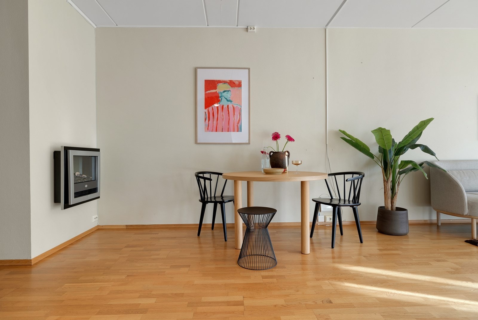God plass til spisebord i bakre del av stuen Galleribilde