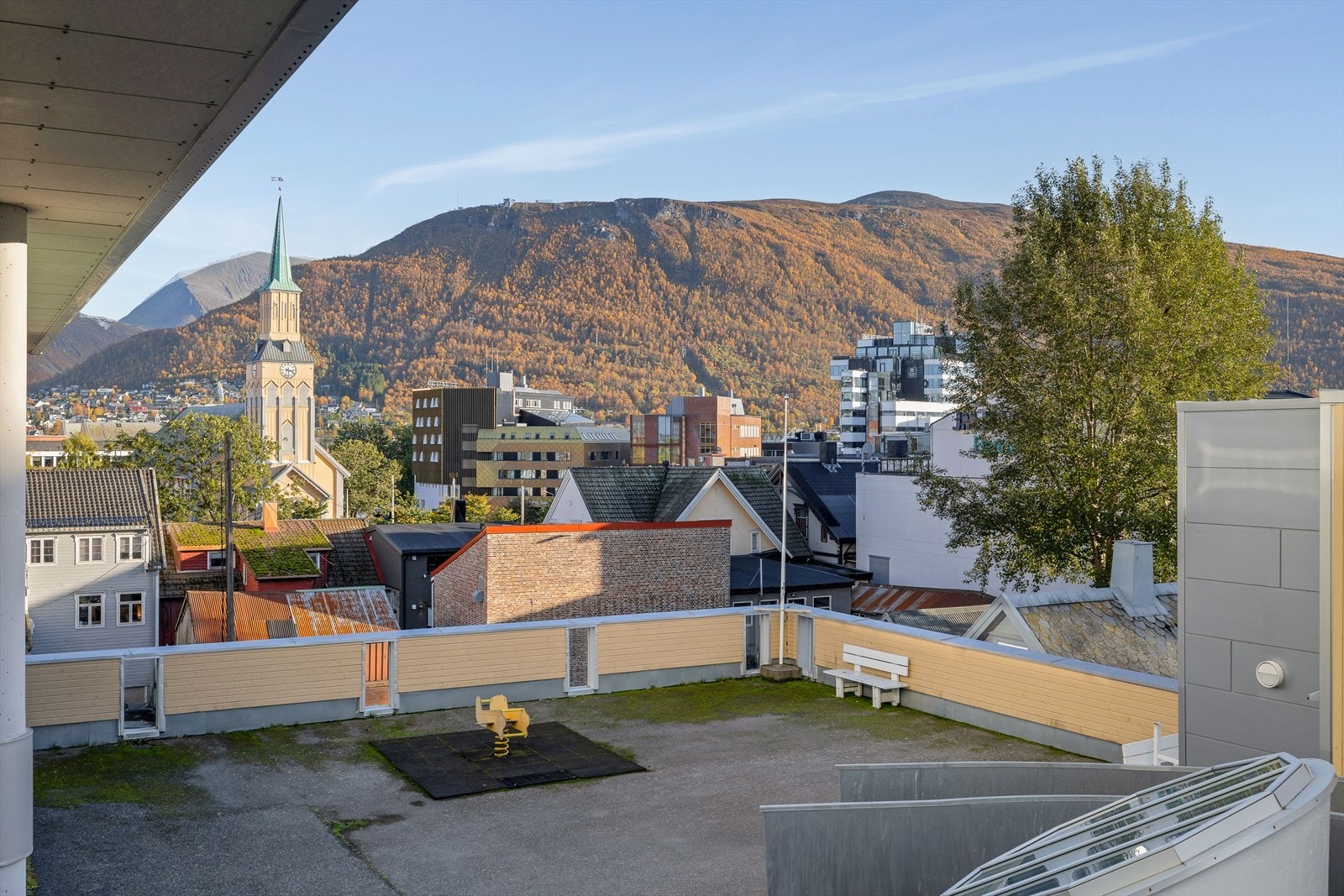 Utsikten fra vinterhagen mot Domkirka, Tromsdalstinden og Fjellheisen Galleribilde